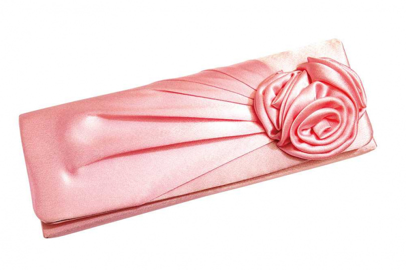 白靈相當喜愛玫瑰花粉紅手拿包，因為優雅又「很女性」，但有一次著急時把包包扯壞了，之後必須送修。價格約500美元（約新台幣15,000元）。（圖／莊立人攝）