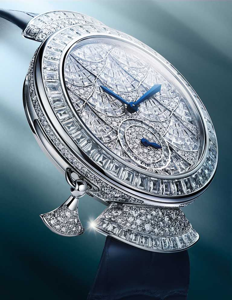 BVLGARI「Divina Mosaica Minute Repeater」三問鑽錶，37mm，白K金錶殼，BVL191型超薄機械報時機芯，鑽石689顆，蛋面型切割藍寶石1顆╱11,200,000元。（圖╱BVLGARI提供）