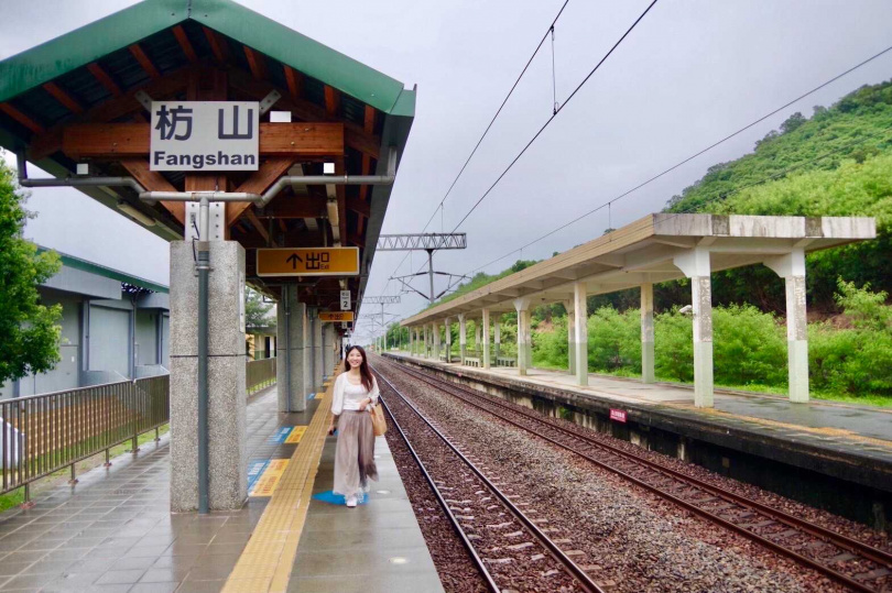   枋山是台灣最南邊的車站，也是無人站，藍皮解憂號觀光列車專程下車導覽。  