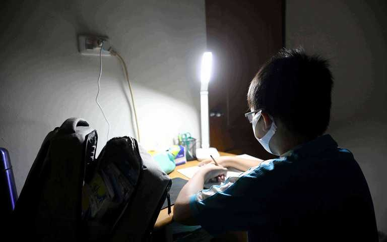 台灣世界展望會提供護眼檯燈，讓小恩在家安心溫習課業。(圖：台灣世界展望會提供)