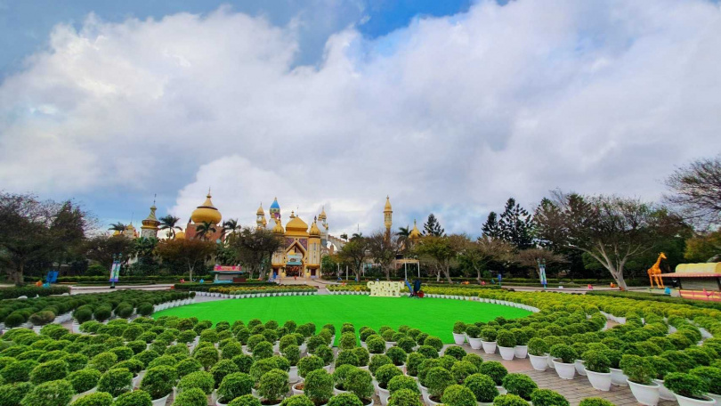 六福村全新企劃推出「花園派對」主題活動，將中央魔術噴泉幻化為綠意盎然的波波草仙境。