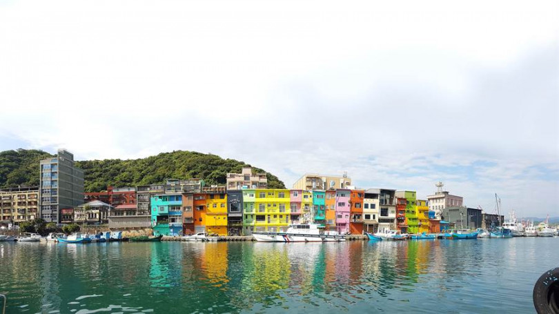 ▲漆上七彩的正濱漁港，變身似威尼斯布拉諾島。（攝影／于魯光）