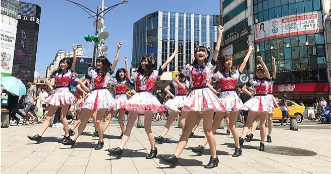 AKB48 Team TP日前在西門町快閃唱跳新歌。（圖／好言娛樂提供）