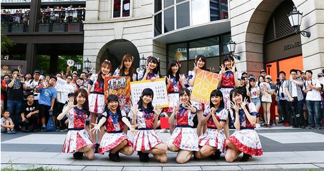 AKB48 Team TP在信義商圈快閃，吸引不少人潮。（圖／好言娛樂提供）