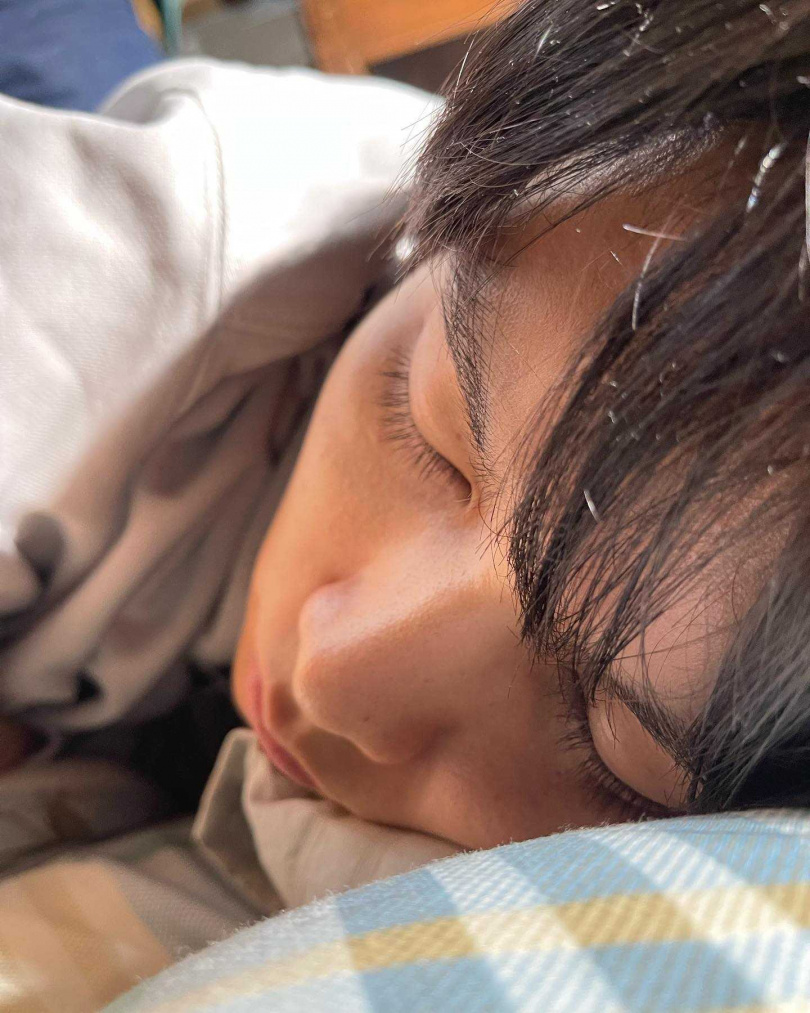 八木勇征在自己的Instagram上，以「戀人視角」曬出萩原的睡顏照。（圖／取自八木勇征IG）