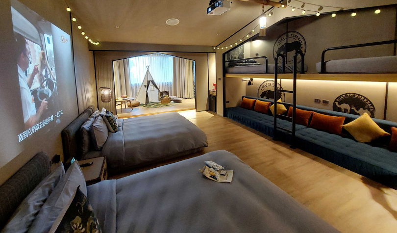 最多可容納6人的「悅來寰宇探索客房」擁有平面與上下舖床型，加上投影裝備增加更多住宿趣味。