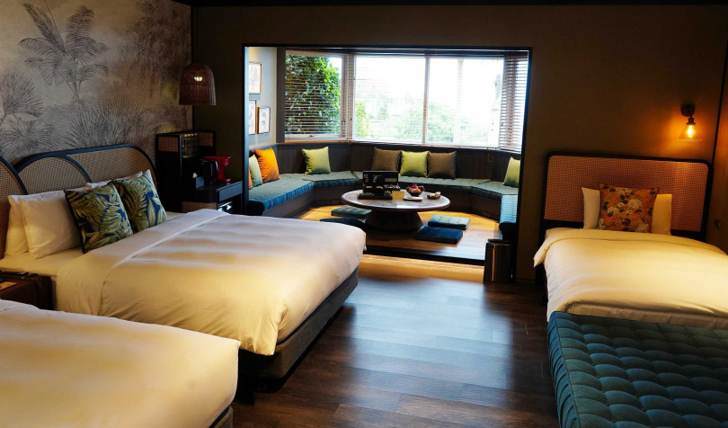 「悅來寰宇發現客房」有兩大床+兩小床，設計上運用熱帶森林圖騰，並擁有大面透光的起居空間。