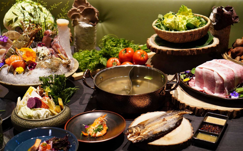 秋草鍋物套餐菜盤包括西寶高山高麗菜、吉安香檳芋頭、鳳林栗子南瓜、新城甜玉米等橫跨花蓮13鄉鎮的契作蔬果。