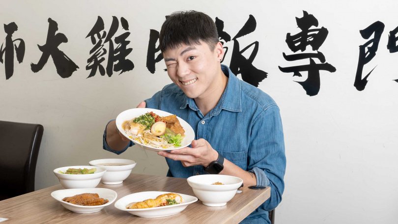 將副業鎖定運動必涉入的蛋白質，童韋傑選用台灣雞肉，吃起來口感又嫩又好吃。（圖／焦正德攝）