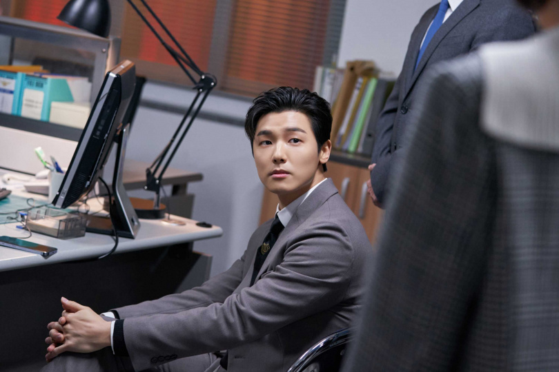 CNBLUE鼓手姜敏赫在《絕世網紅》飾演高富帥財閥三代，對女主角一片癡情。（圖／Netflix提供）