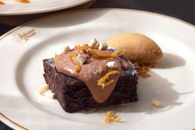 甜點中主廚最推薦「布朗尼」，選用85％的黑巧克力製成濕軟布朗尼，濃醇巧克力味中茶香陣陣，是絕佳的鹹甜搭配。