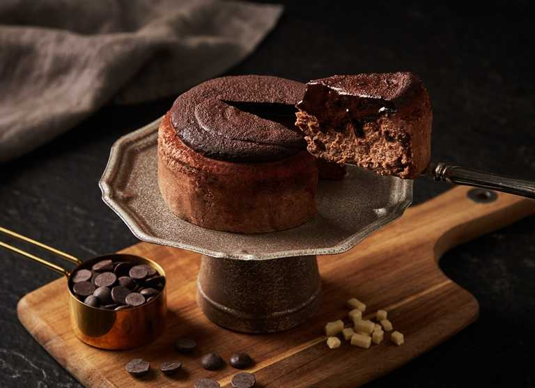 愛！「極上濃巧巴斯克」加入比利時黑巧克力，蛋糕上層則灑滿法國可可粉，濃烈迷人的香氣與可可的特有苦味，是屬於大人的幸福滋味。
