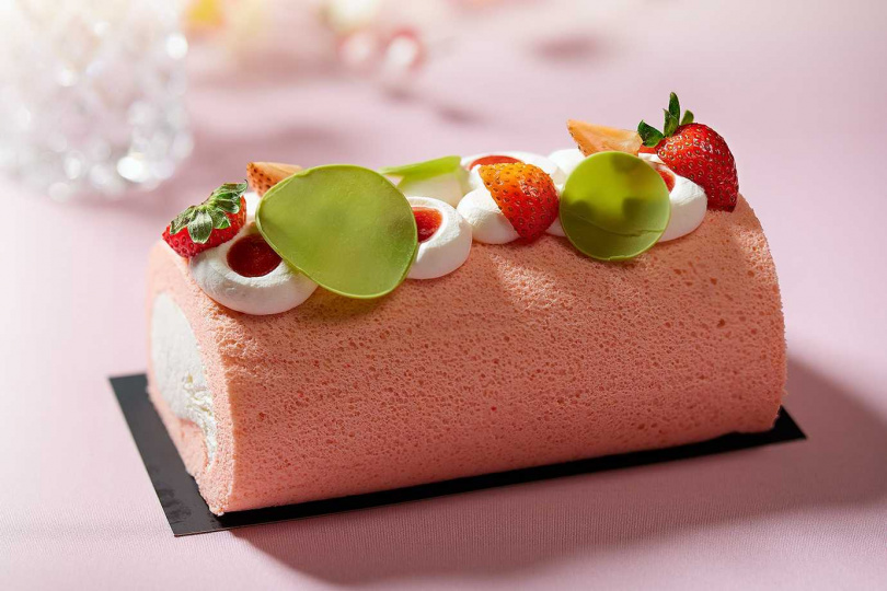 「草莓瑞士捲」以焦糖香的草莓海綿蛋糕搭配柔順的草莓風味奶油，外型可愛。（圖／JR東日本大飯店台北提供）