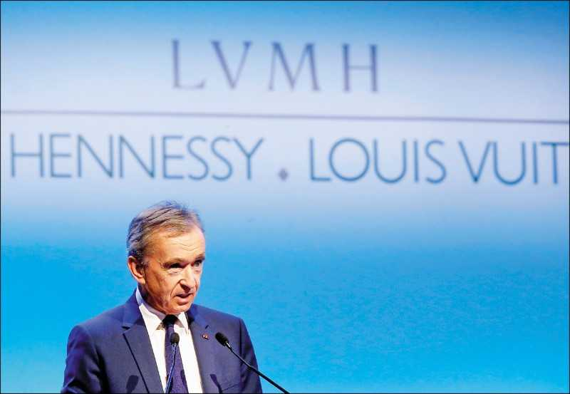 法國精品巨擘LVMH執行長Bernard Arnault，宣布以每股135美元、總價163億美元現金（包括負債3.5億美元），併購美國珠寶商蒂芙尼。（圖／各品牌）