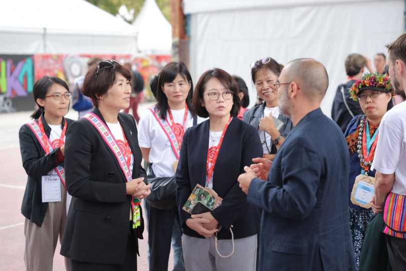 由台東縣縣長饒慶齡(左二)帶隊七組在地生產者及推廣者，共同參與盛會，由慢食總部全球南區總監Andrea Amato(右三)親自接待。（圖／余亦賢提供）