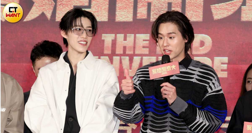 Billkin(右)、PP Krit 品嚐台灣美食,Billkin來台直呼想要餐餐喝珍奶。(圖/侯世駿攝)