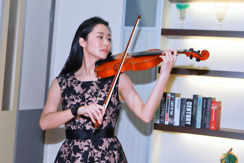 張郁婕私下主修鋼琴跟小提琴，將技能帶入戲中。（圖／民視提供）