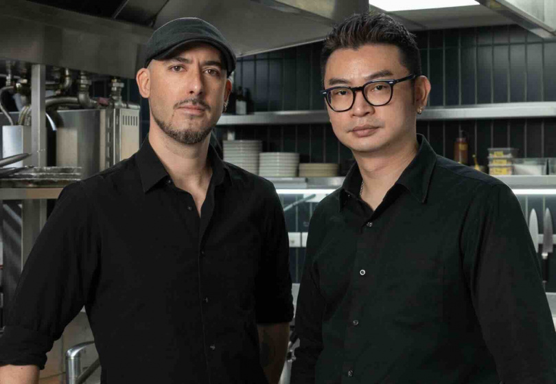 西班牙客座主廚Dani Palm(左)與瑪黑主廚 Kris(右)為瑪黑餐酒五週年獻上全新菜色(圖/品牌提供)