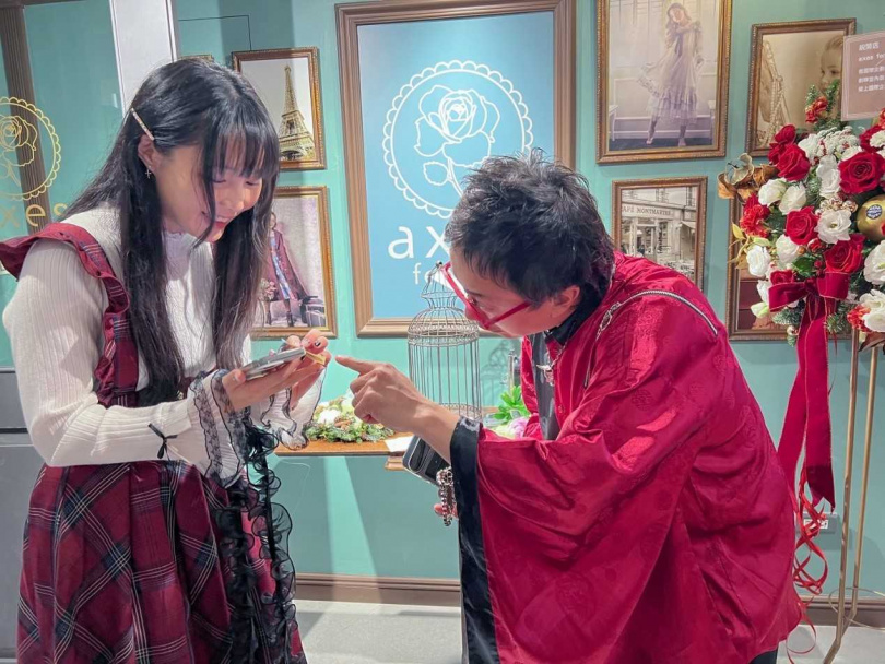 「axes femme」品牌創辦人五十嵐昭順(右)與台灣網紅互動。（圖片提供／axes femme）