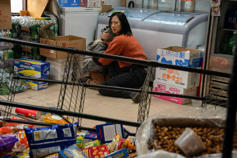 桂綸鎂在片中替父母顧店時遭搶劫，緊張地保護著兒子。（圖／甲上提供）