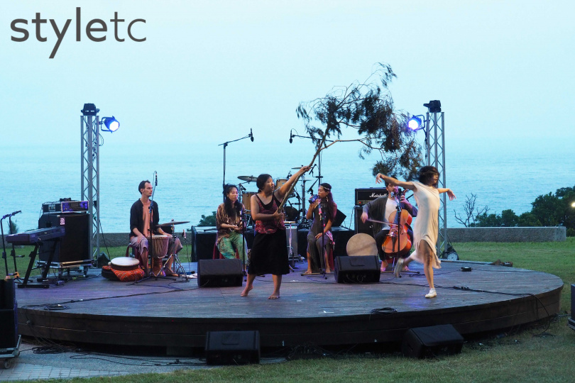 在月光•海音樂會開幕場，「WeArt表演藝術平台」團隊帶來以歌聲、音樂搭配行為表演藝術的演出。（圖／魏妤靜攝）