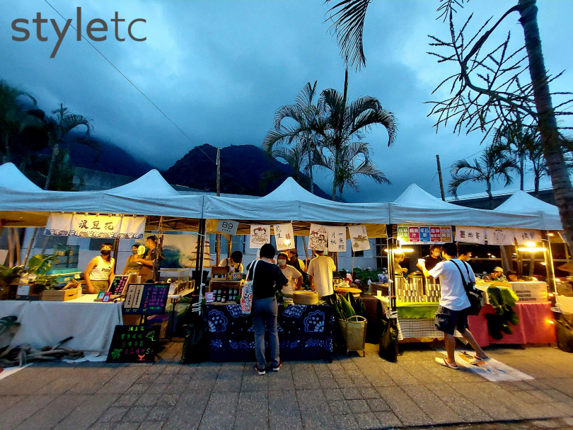 月光•海音樂會設置市集攤位，有不少台東在地美食與手作商品。（圖／魏妤靜攝）