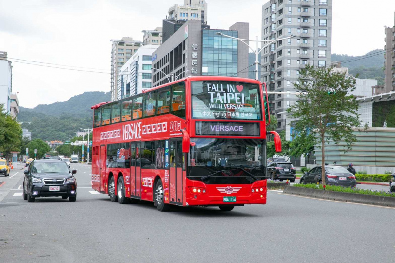 VERSACE 特別規劃《 Fall In Taipei With VERSACE 》巴士之旅，邀請知名旅行作家溫士凱，體驗台北融合時尚與建築的城市巡禮！（圖／品牌提供）