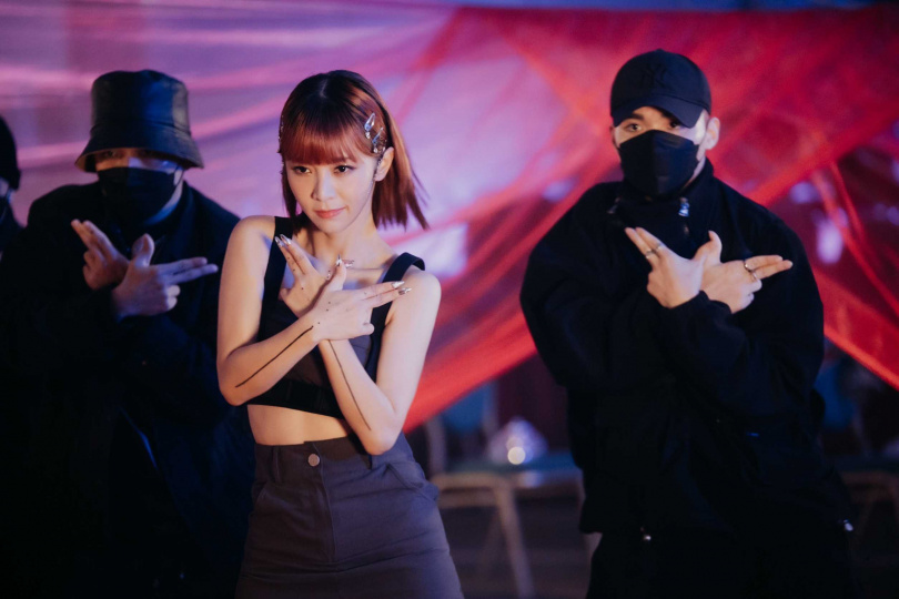 溫妮在MV中以火辣造型跳舞。（圖／WINNI工作室提供）