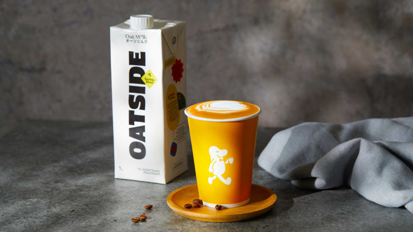 「韻燕麥拿鐵 by OATSIDE」cama café使用新鮮現烘咖啡豆，將經典義式濃縮與100％澳洲高品質燕麥萃取的OATSIDE燕麥奶調和。  