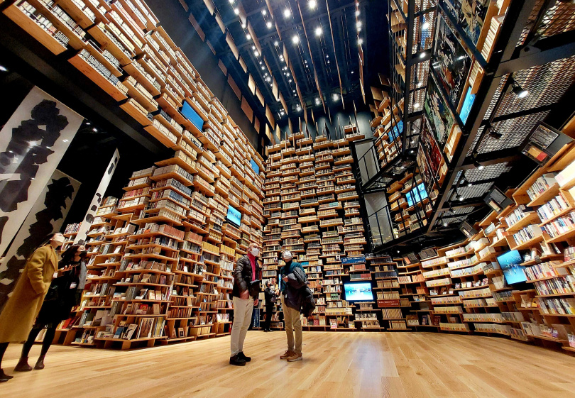 從4樓延伸至5樓的「書架劇場」讓置身其中的旅客被2～3萬本書包圍，是超級壯觀的打卡點。（圖／魏妤靜攝）