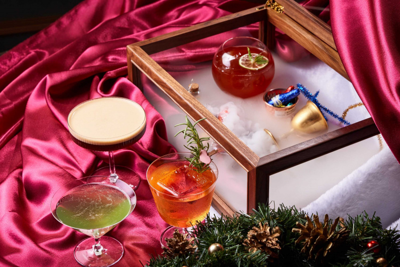 酒吧調製「聖誕珠寶盒調酒組」，四色調酒搭配酒心巧克力華麗登場，為聖誕假期增添微醺感。（2000元／一組4杯）
