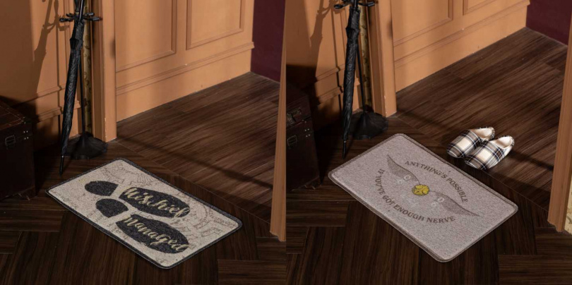 兩款玄關墊設計取自哈利波特魔法物品系列–劫盜地圖腳印、金探子，並使用刮泥材質方便回家入門前清除腳底髒污，讓麻瓜們一回到家後就能感受濃濃魔法氛圍。