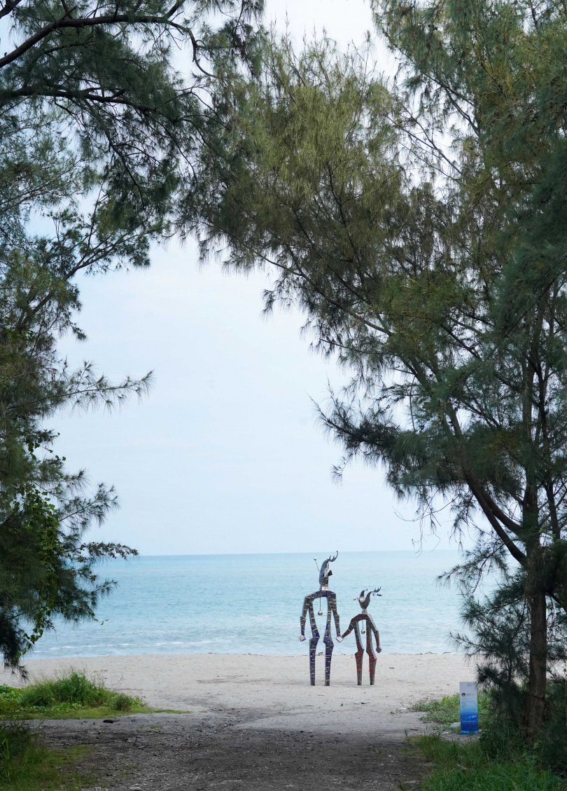 尼誕．達給伐歷當初實地勘察時，因為一眼看中綠意交錯、遠處見海的景致，而決定將作品設置在這裡。（圖／魏妤靜攝）