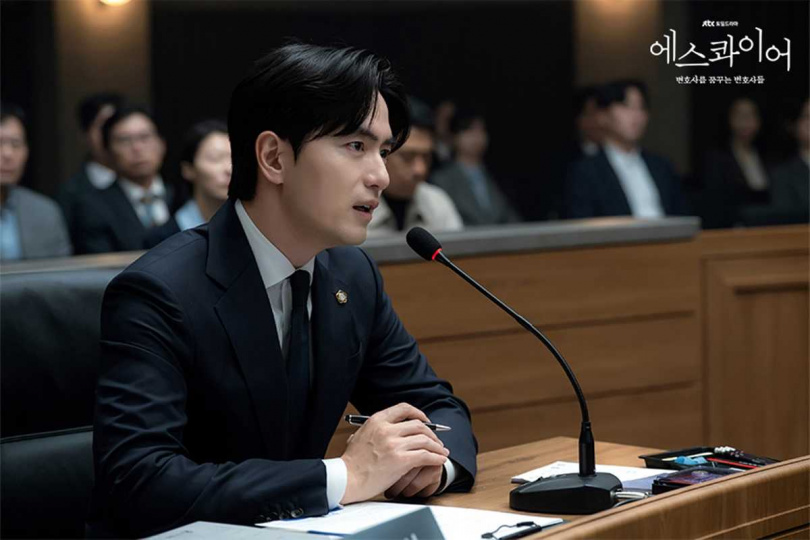 記台詞讓李陣郁壓力爆表，友人見狀貼心寄保健品給他補腦。（圖／取自《夢想成為律師的律師們》官網）