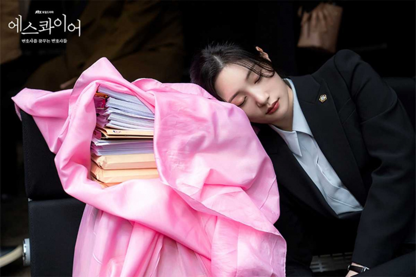 鄭彩娟戒酒並且改善作息，記憶力果真變好。（圖／取自《夢想成為律師的律師們》官網）