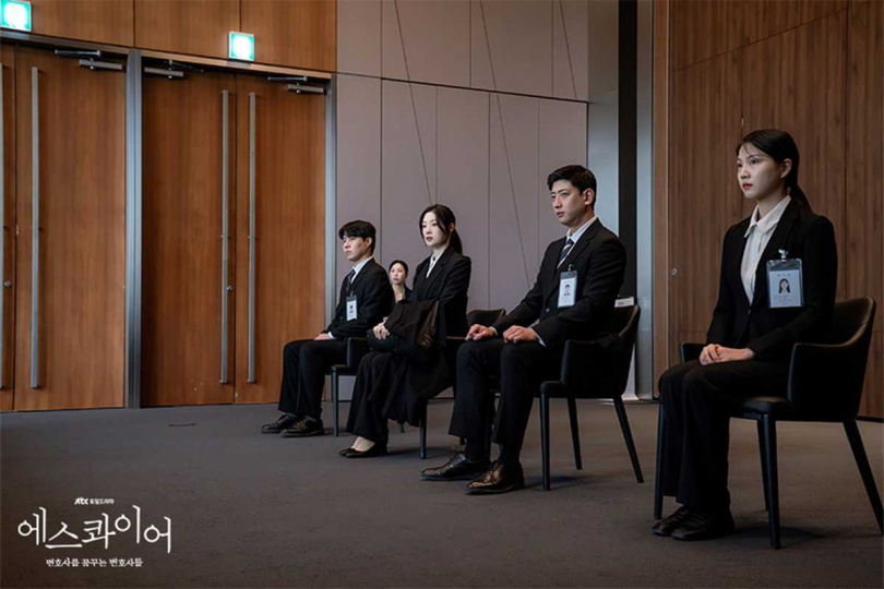 鄭彩娟（左2）飾演身負強烈正義感的年輕新手律師。（圖／取自《夢想成為律師的律師們》官網）