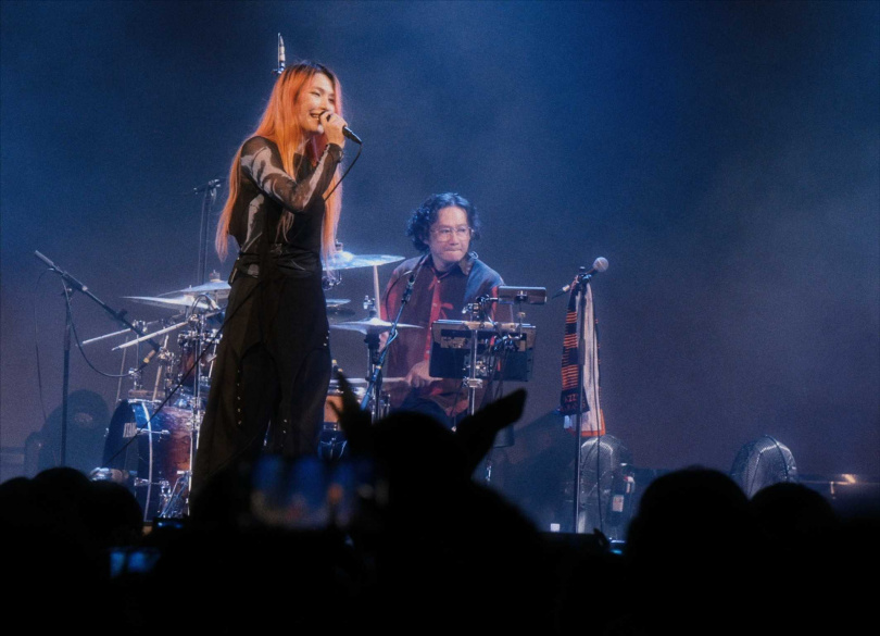 Tizzy Bac致敬《與龍共舞》經典橋段。（圖／相信音樂提供）