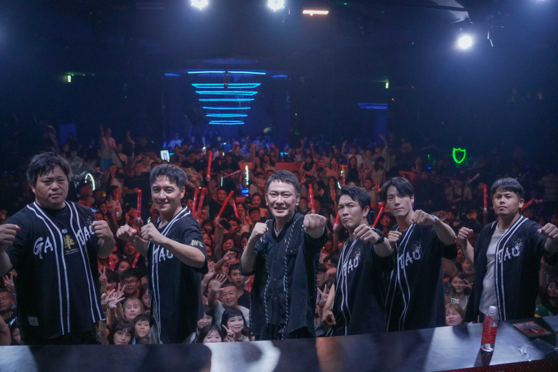 王識賢跟五虎齊聚合體現唱《夢啊望》。（圖／曼尼娛樂提供）