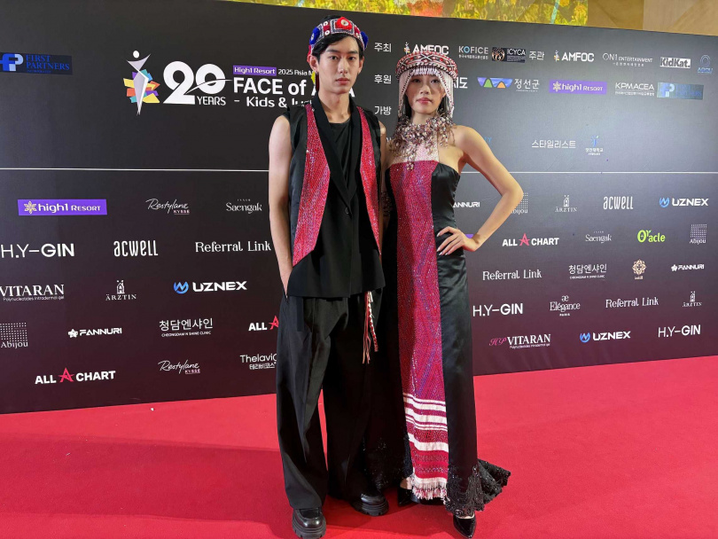 伊林璀璨之星女模特兒冠軍曹文綺（右）赴韓獲「品牌獎」，左為男模饒語書。（圖／伊林娛樂提供）