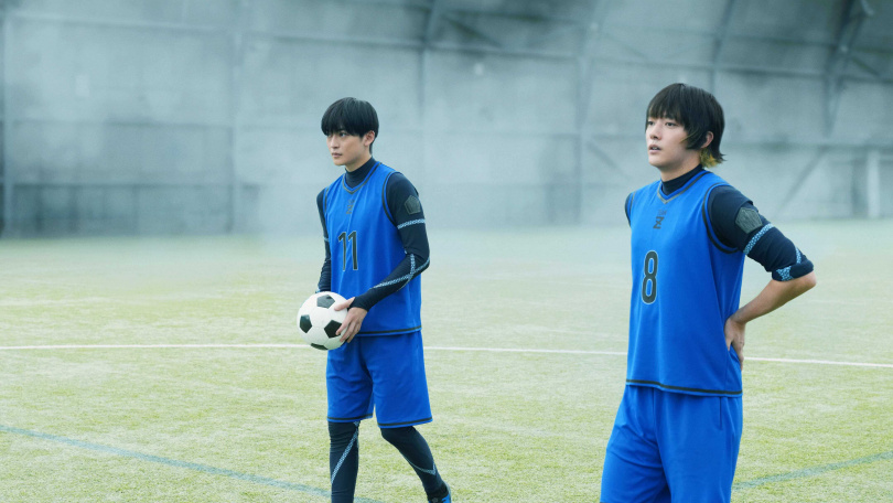 高橋文哉(左)與櫻井海音在《藍色監獄》片中飾演雖是競爭關係但惺惺相惜的好友「潔世一」與「蜂樂廻」。(圖/甲上提供)