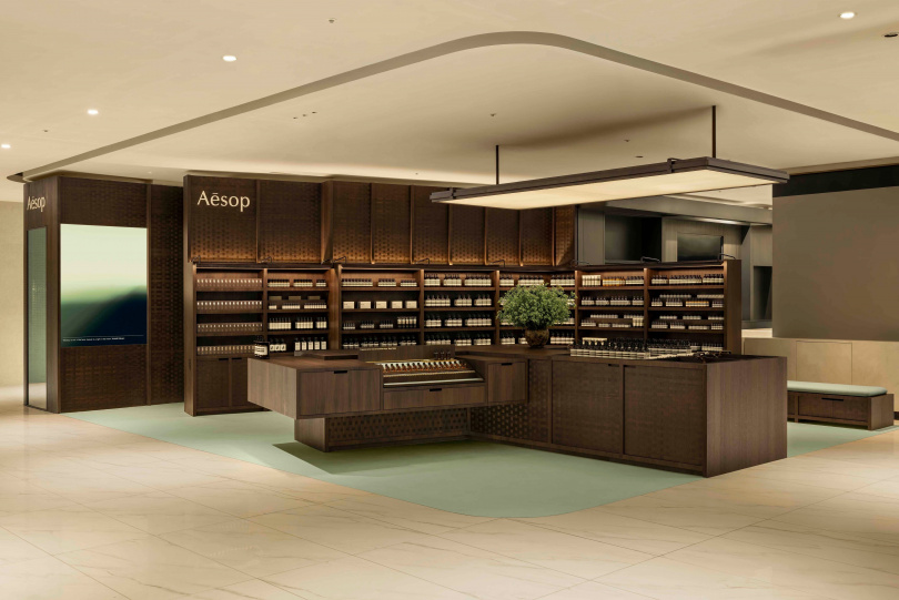 Aesop SOGO Garden City店結合木作與「片片花」手工瓷磚,呼應台灣老宅騎樓的日常風景。(圖/品牌提供)