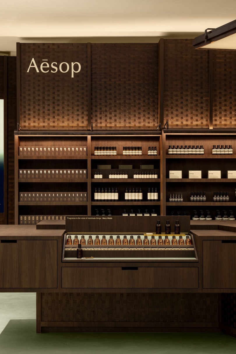 圖說:Aesop SOGO Garden City店結合木作與「片片花」手工瓷磚,呼應台灣老宅騎樓的日常風景。(圖/品牌提供)