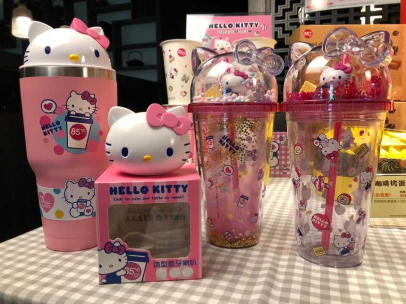 85ºC 從8月27日至10月07日推出Hello Kitty加價購活動，共有四款實用小物，包括公仔造型保冰杯、造型隨手杯、和藍牙喇叭等，數量僅有2萬8千個。