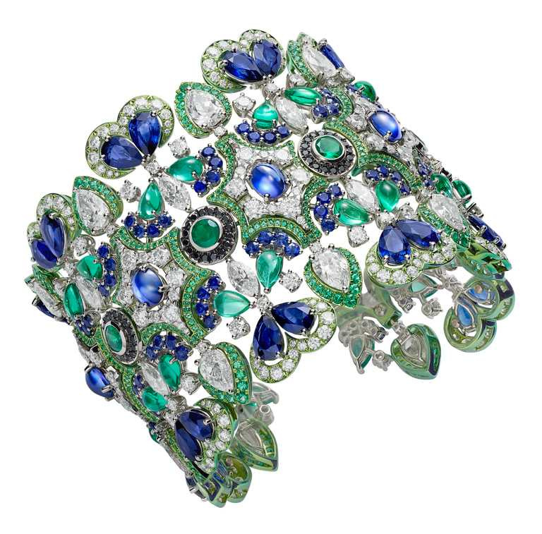 Chopard「Temple of Heaven」系列手鍊，祖母綠、藍寶石及鑽石╱39,460,000元。（圖╱Chopard提供）