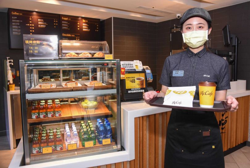 歡慶麥當勞McCafé再添五星生力軍，12月8日全日將於11家有新科「五星咖啡師」駐點餐廳的McCafé，推出「經典那堤(冰熱)買一送一」限定優惠！