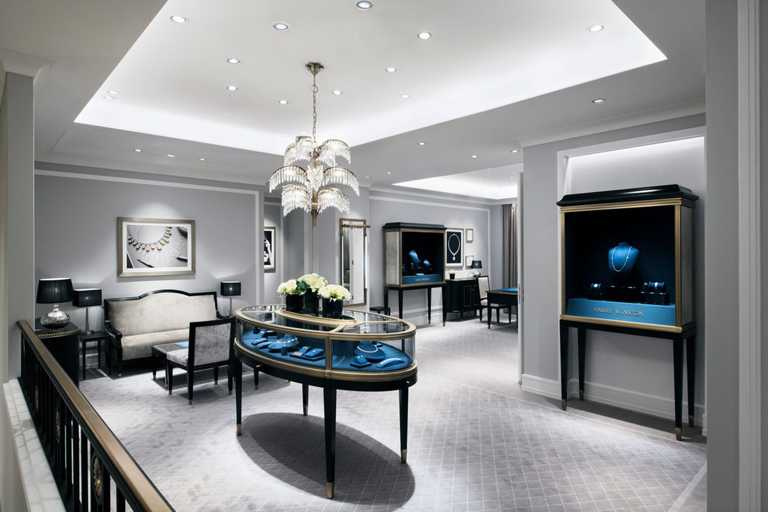 海瑞溫斯頓米蘭全新品牌專門店，整體裝潢以雅緻柔和的灰色調為主，運用現代元素演繹經典的溫斯頓風格。（圖╱HARRY WINSTON提供）