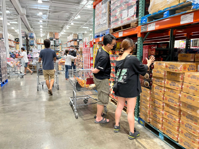 「五木酸菜紅燒牛肉風味拉麵」吸引許多消費者選購囤貨，架上幾乎快搶購一空。