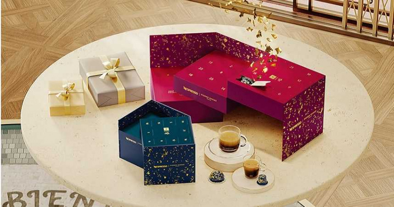 「Nespresso星耀巴黎耶誕倒數月曆」共有兩款，藍色系的Original系列1,680元、紅色的Vertuo系列1,980元。（圖／Nespresso提供）