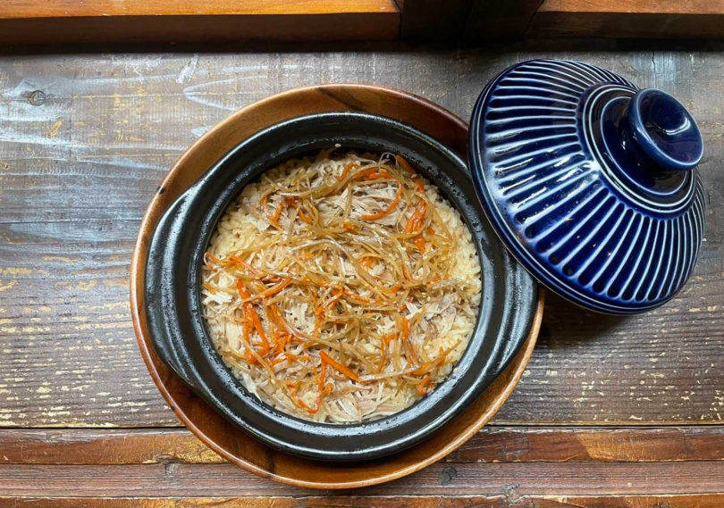 「鴨肉土鍋飯」使用飽滿圓潤的台灣池上冠軍米以土鍋炊煮，加入牛蒡絲、紅蘿蔔絲與鴨肉絲，香氣撲鼻。（圖／樂埔町提供）