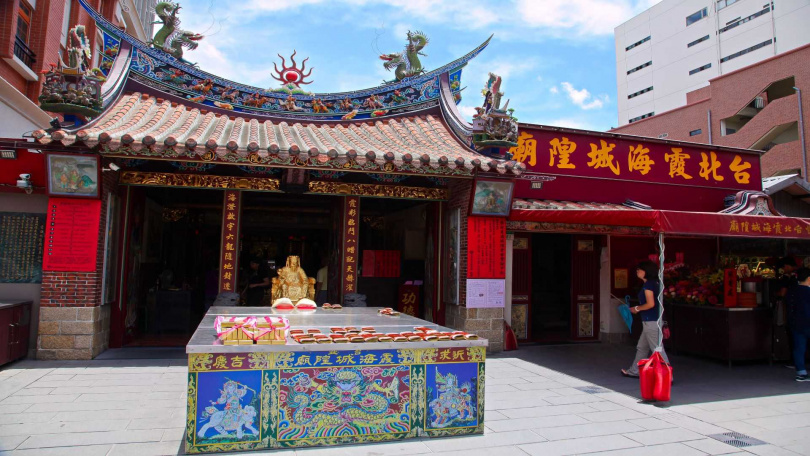 到香火鼎盛的霞海城隍廟祈福。